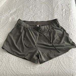 Lululemon stroll at sundown short